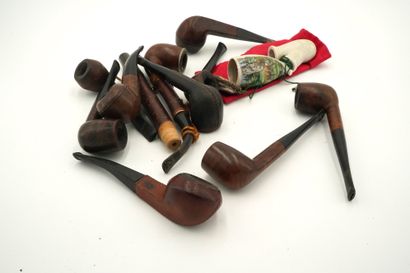 Réunion de pipes en bois sculpté, cuir et...