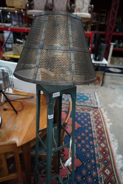* Deux lampes en métal, on joint deux la...