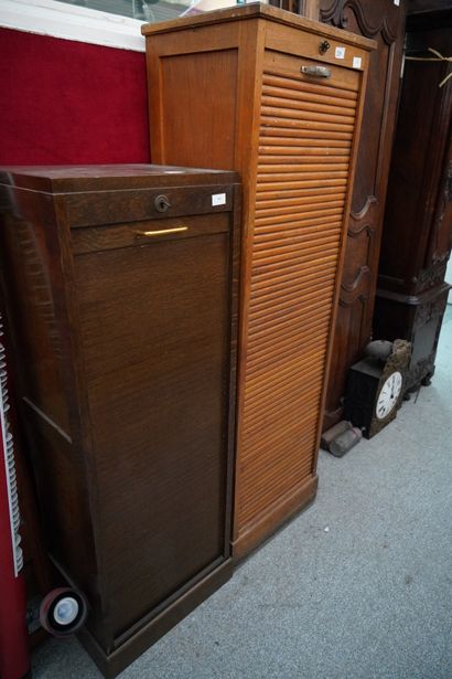 Deux classeurs à rideaux, deux portes d'armoire...