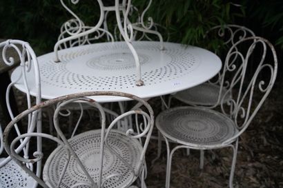 * Mobilier de jardin en fer forgé, six chaises,...