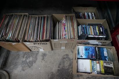Ensemble de vinyls, trois cartons et DVD/CD,...