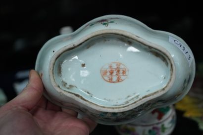 Chine - un vase soliflore, une petite boîte...