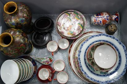 Réunion d'assiettes en porcelaine de Canton,...