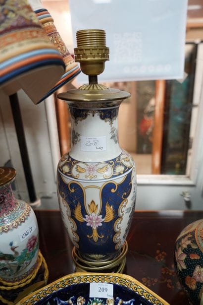 Un vase en porcelaine monté en lampe à décor...