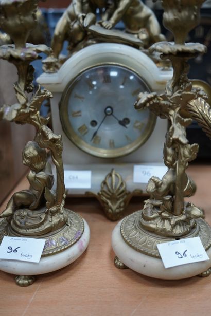 Garniture de cheminée en albâtre et métal...