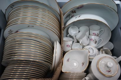 LIMOGES, partie de service de table en porcelaine...