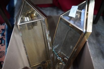 Suite de quatre appliques en laiton et verre...