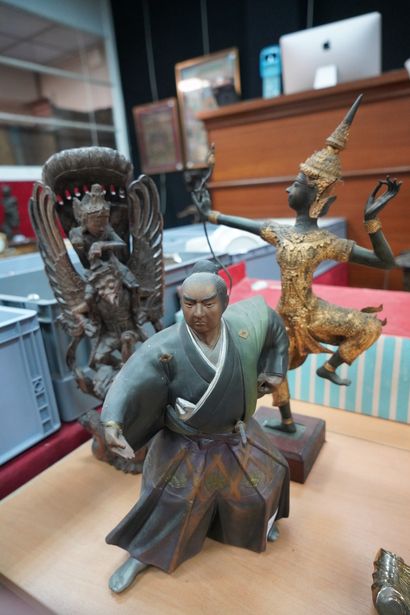 Trois sculptures : un samouraï en métal peint,...