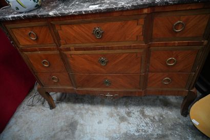 * Commode à ressaut en bois de placage marqueté,...
