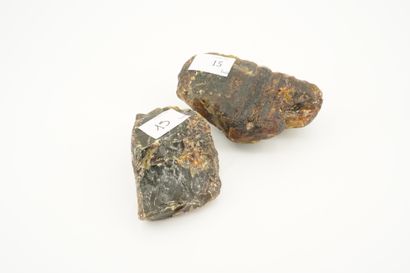 Deux blocs d'ambre. 436 grammes environ.