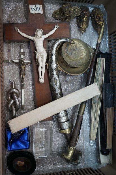 Réunion d'objets en métal doré, comprenant...