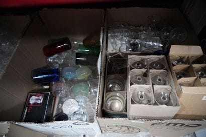 Ensemble de verreries, flacons, verres à...