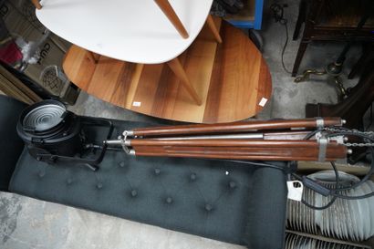 Un projecteur sur pied de marque CREMER