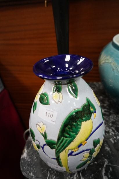 KERAMIS, vase en céramique à décor de perroquets...
