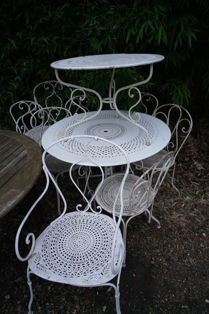 * Mobilier de jardin en fer forgé, six chaises,...
