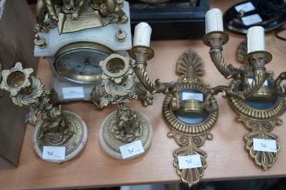 Garniture de cheminée en albâtre et métal...