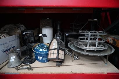 Deux terrines, une cloche, une lanterne,...