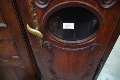 Deux classeurs à rideaux, deux portes d'armoire...