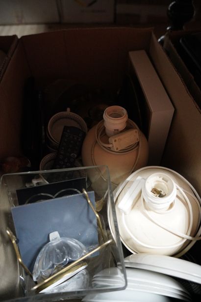 * Ensemble d'objets divers, cuivres, céramiques,...