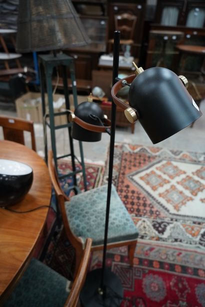 * Deux lampes en métal, on joint deux la...