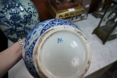 Vase en porcelaine à décor en camaïeu bleu...