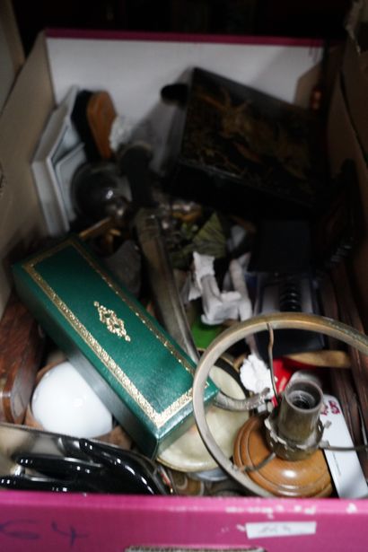 Ensemble d'objets divers, dont assiettes...