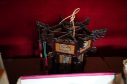 Ensemble d'objets divers, dont assiettes...
