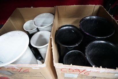 Réunion de 11 vases en zinc laqué.