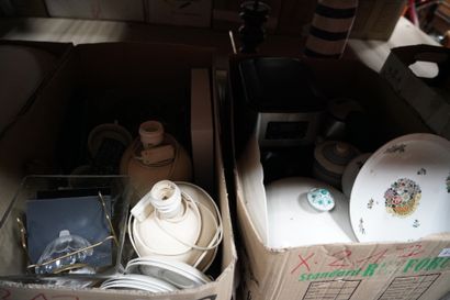 * Ensemble d'objets divers, cuivres, céramiques,...