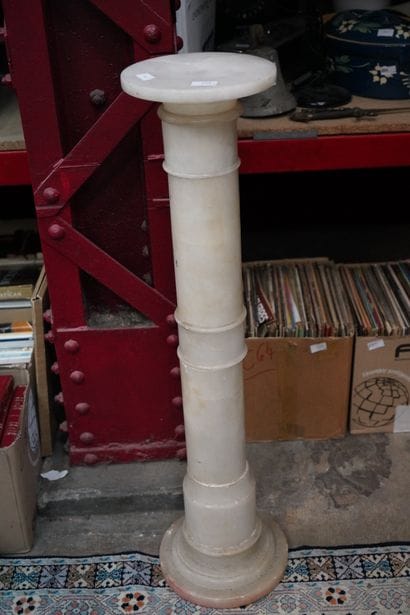 Sellette en albâtre, fût à colonne baguée....