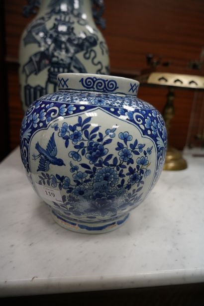 Vase en porcelaine à décor en camaïeu bleu...