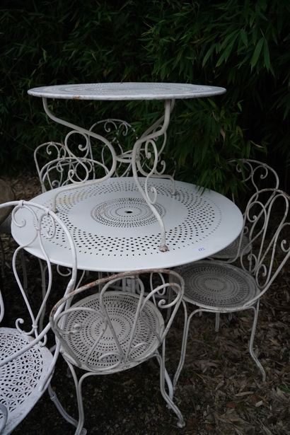 * Mobilier de jardin en fer forgé, six chaises,...