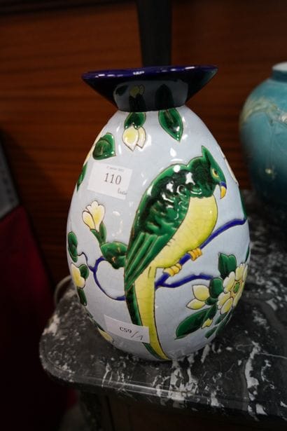 KERAMIS, vase en céramique à décor de perroquets...