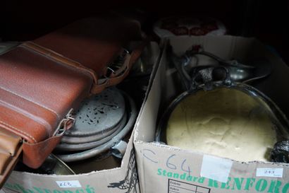 Ensemble d'objets divers, dont assiettes...