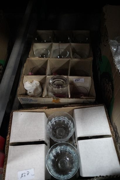 Ensemble de verreries, flacons, verres à...