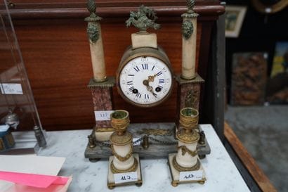 *Pendule borne en métal doré, marbre et onyx,...