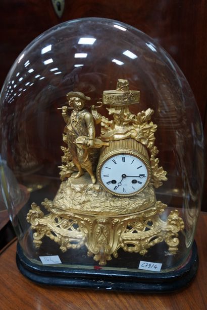 Trois pendules dans le style Louis XV régule...