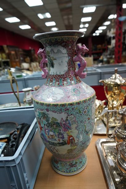 Important vase chinois à décor émaillé dans...