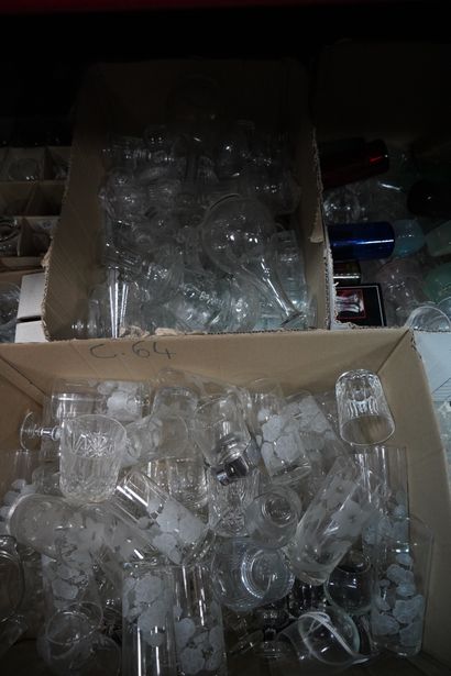 Ensemble de verreries, flacons, verres à...