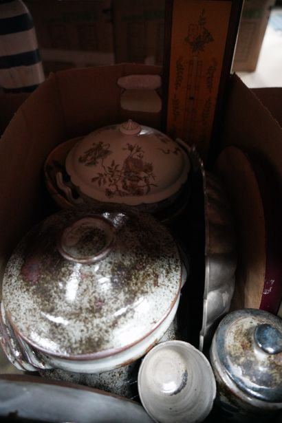 * Ensemble d'objets divers, cuivres, céramiques,...