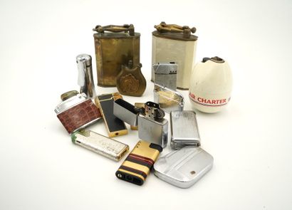 Collection de briquets dont ZIPPO.
