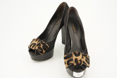 LOUIS VUITTON, paire d'escarpins à plateforme,...