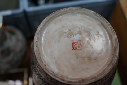 Réunion de 7 vases en céramique dont Chine...