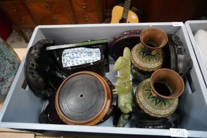 Réunion de porcelaines chinoises comprenant...