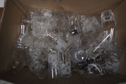 Ensemble de verreries, flacons, verres à...