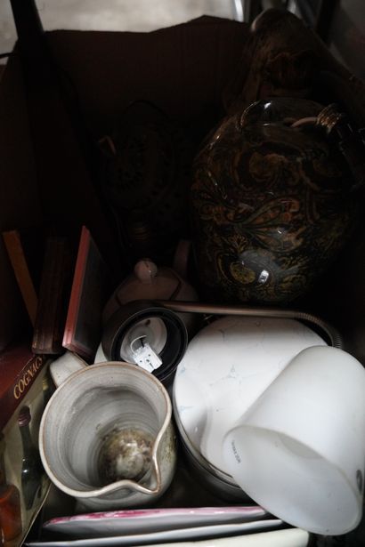 Ensemble de lots divers, dont porcelaines,...