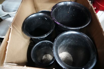 Réunion de 11 vases en zinc laqué.