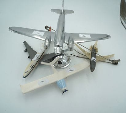 Quatre maquettes d'avion