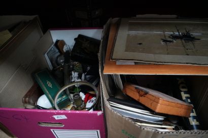 Ensemble d'objets divers, dont assiettes...