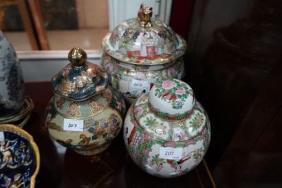 Deux pots couverts en porcelaine en émaux...